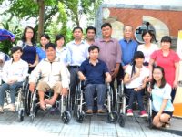 TRAO TẶNG PHẨM VÀ HỌC BỔNG CHO NGƯỜI KHUYẾT TẬT