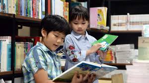 VÌ SAO PHƯƠNG TÂY XEM SÁCH LÀ BẠN, CÒN NGƯỜI VIỆT CẮM CÚI VÀO MÀN HÌNH?